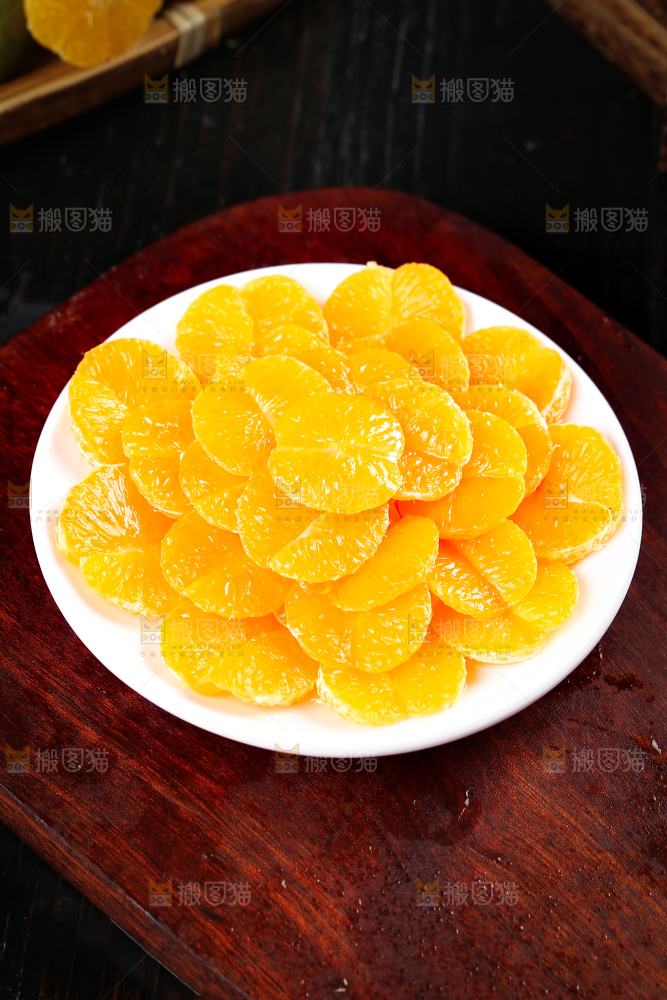 盘子里的蜜橘果肉