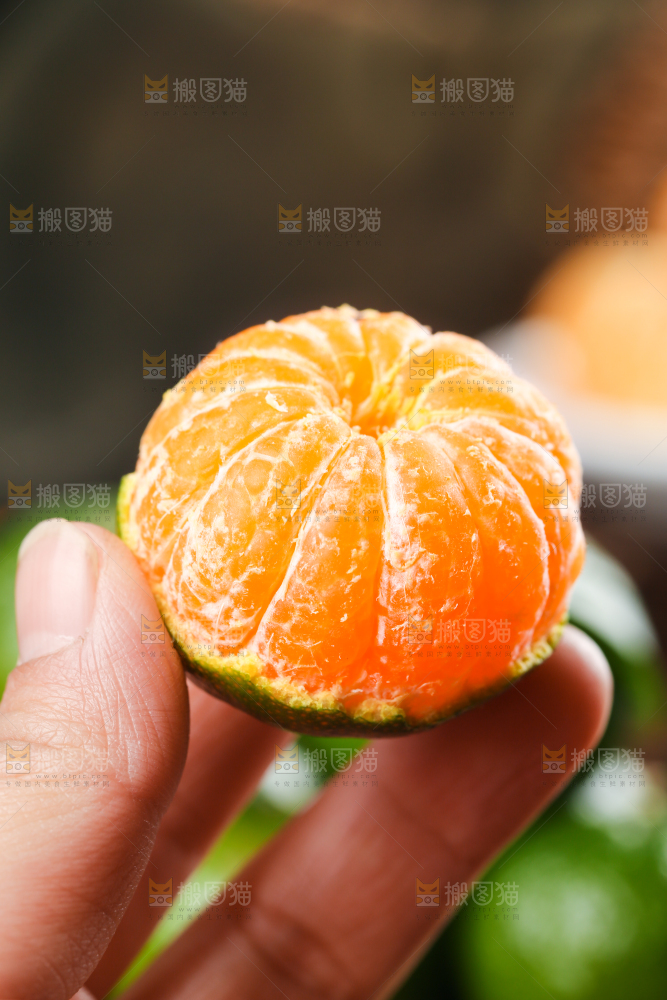 手里拿着清香蜜桔
