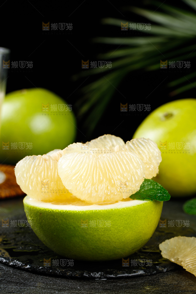 黑石板上的葡萄柚