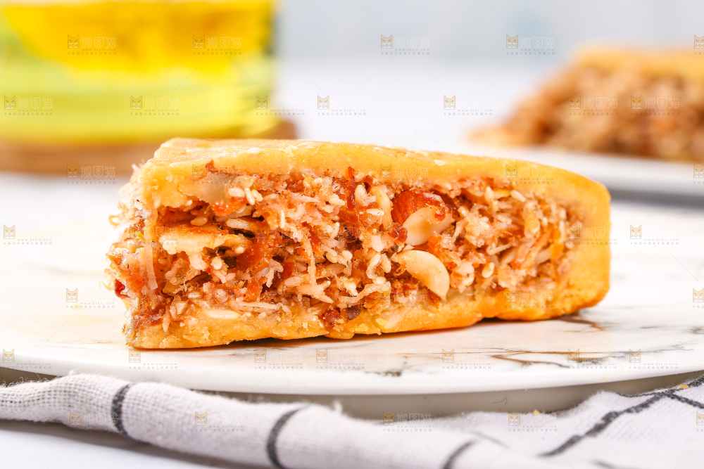 石板上放着切块的化州拖罗饼