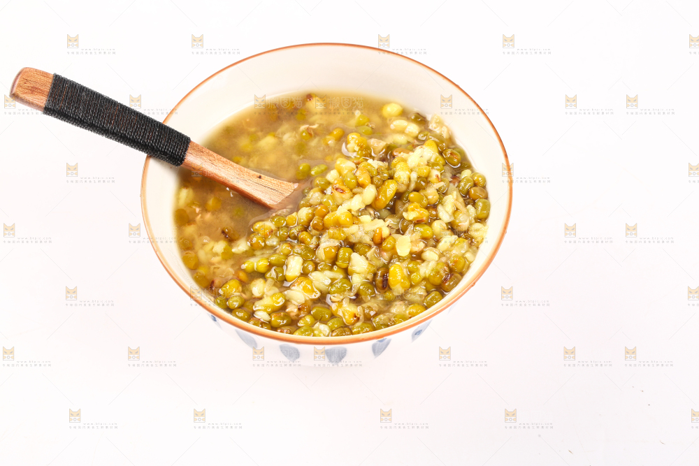 碗里装着绿豆粥