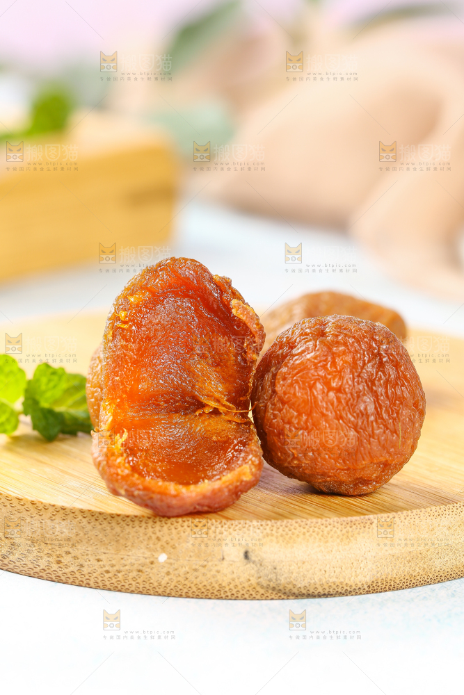 木板上的四团吊干杏
