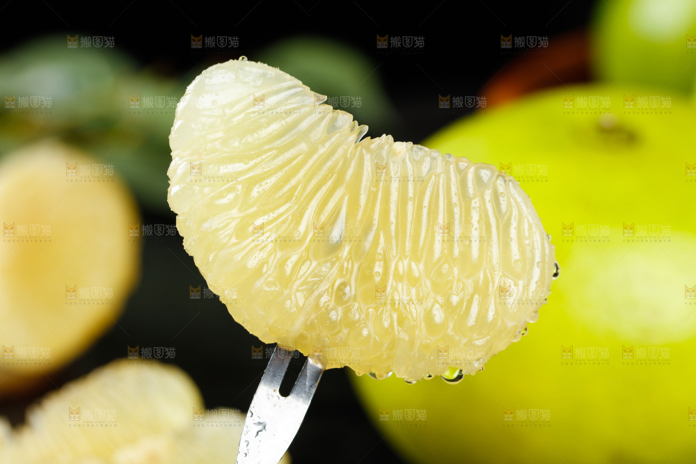 叉子上插着青柚果肉