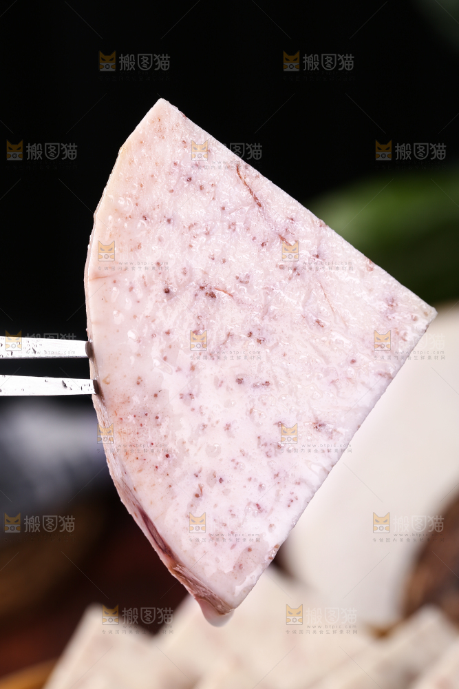 叉子上插着芋头果肉