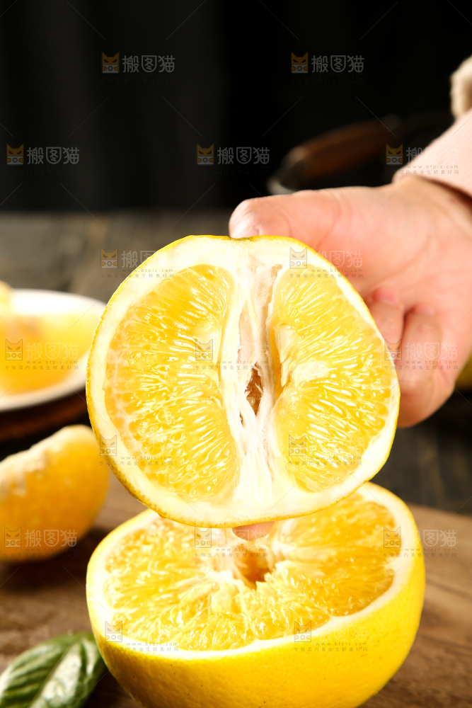 手里拿着葡萄柚