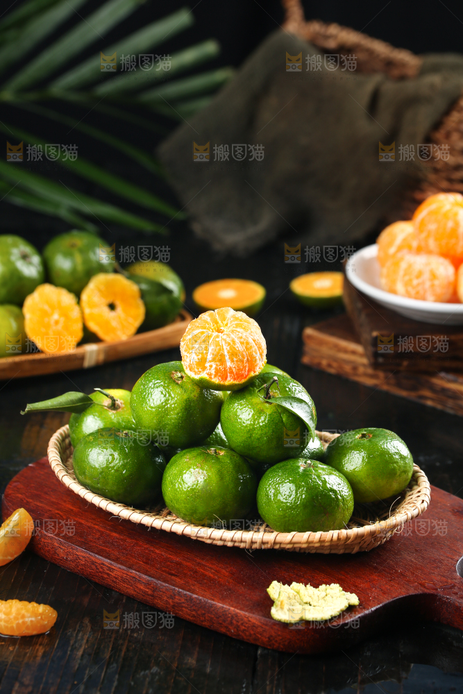 篮子里装着清香茶橘