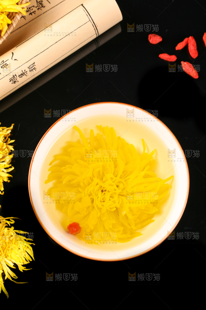 黑底上放着金丝皇菊茶