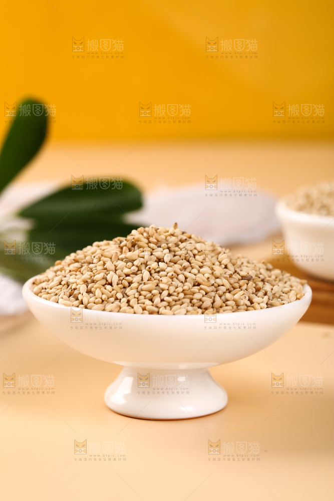 碟子里装着熟白芝麻