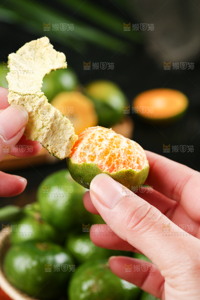 手里拿着清香蜜桔