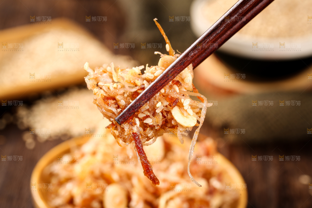 筷子上夹着椰丝
