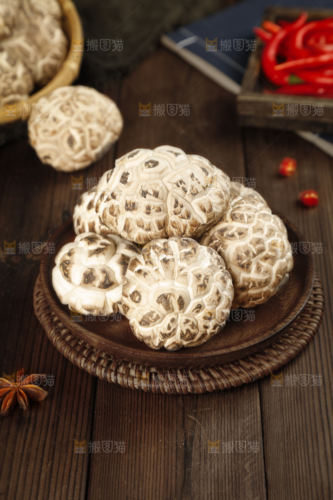盘子里装着干花菇