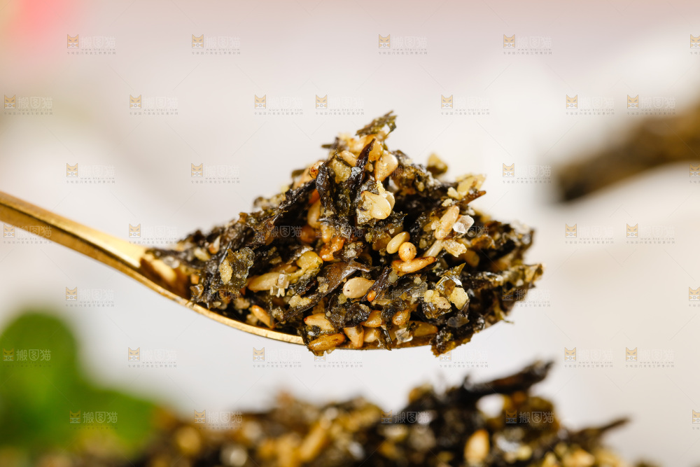勺子里舀着芝麻海苔碎