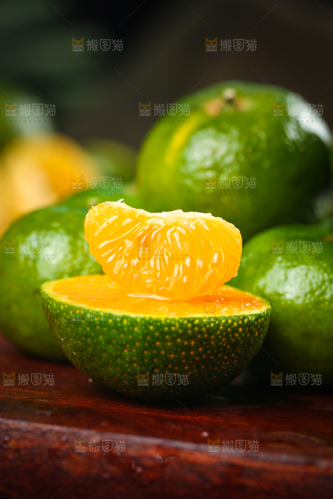 木板上放着清香蜜桔