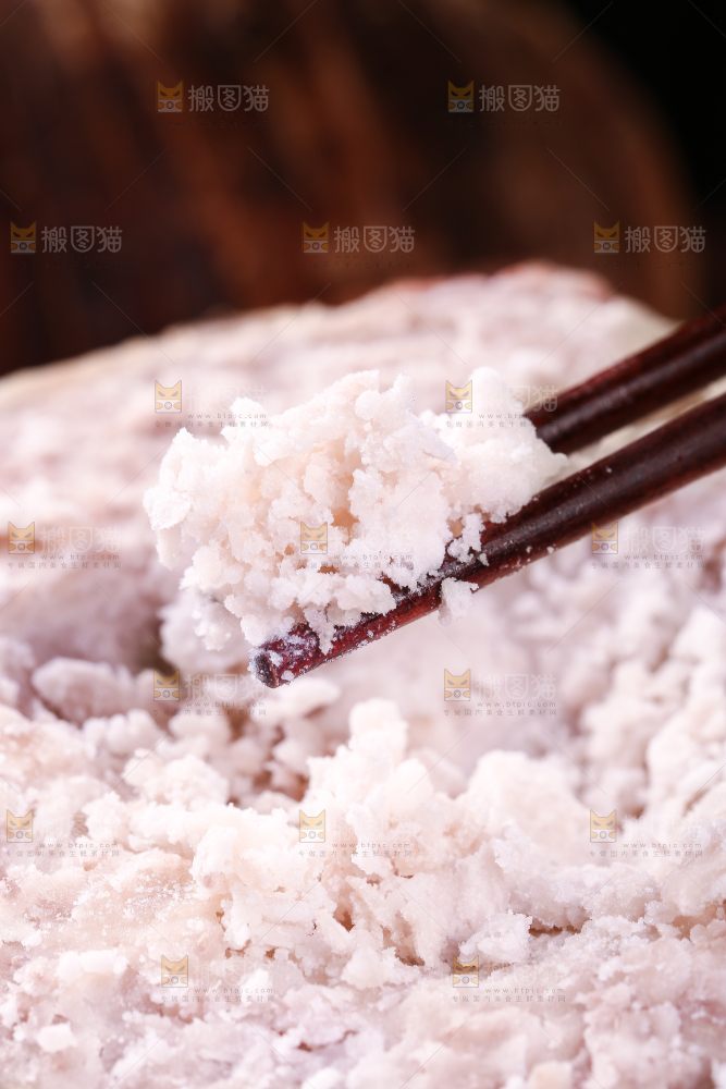 筷子上夹着芋头