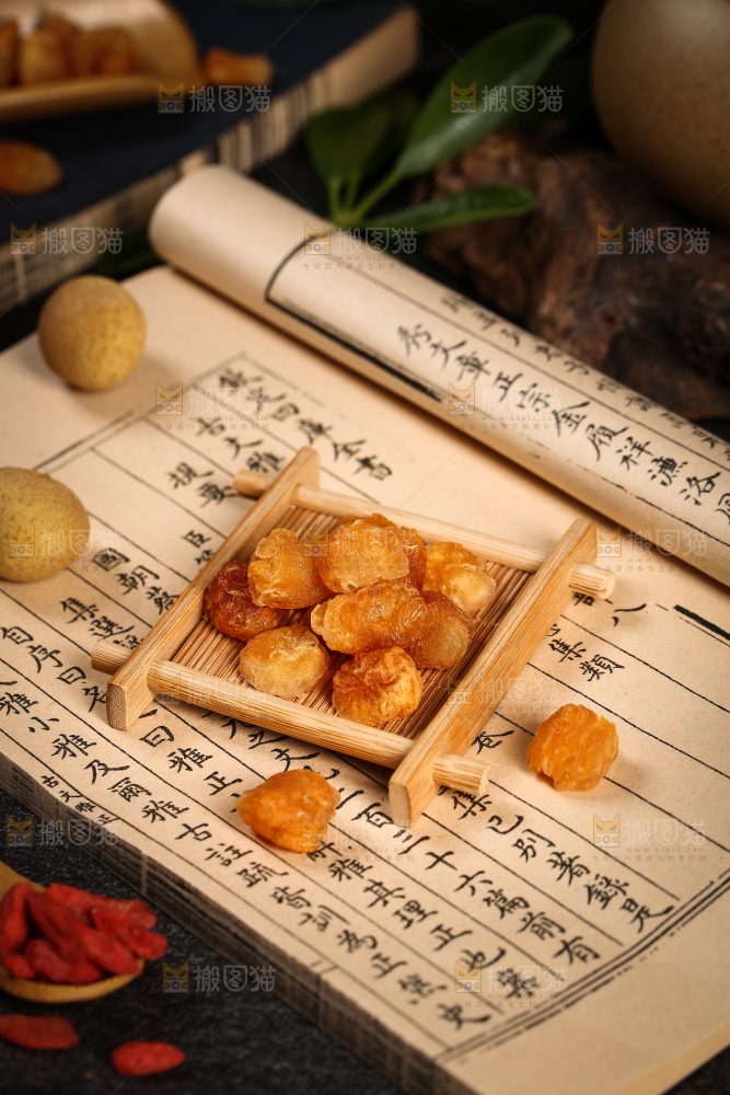 木板上的无核桂圆肉