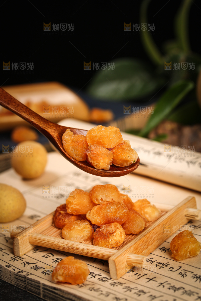 勺子里装着桂圆果肉