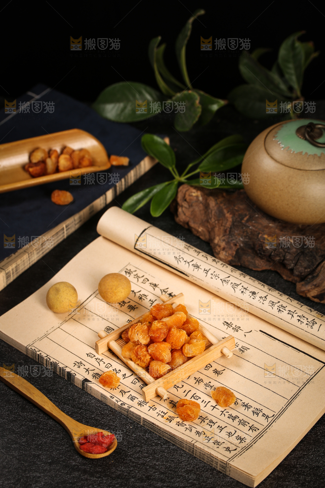 木盘上的无核桂圆肉