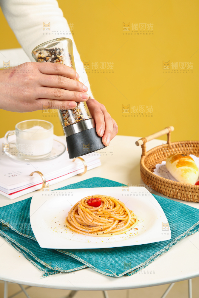 盘子里装着黑胡椒意大利面