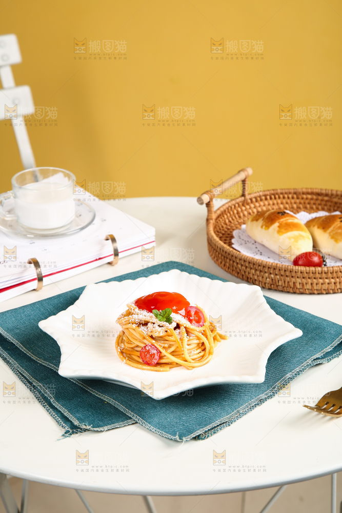 盘子里装着意大利面