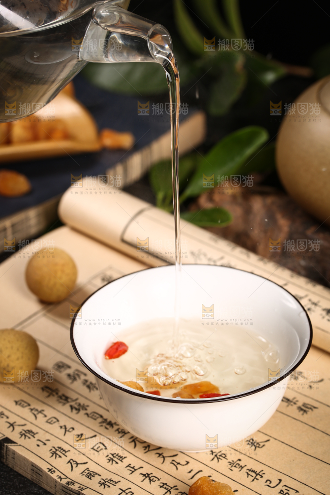 碗里装着桂圆枸杞茶
