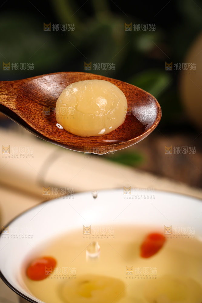 勺子上舀着桂圆