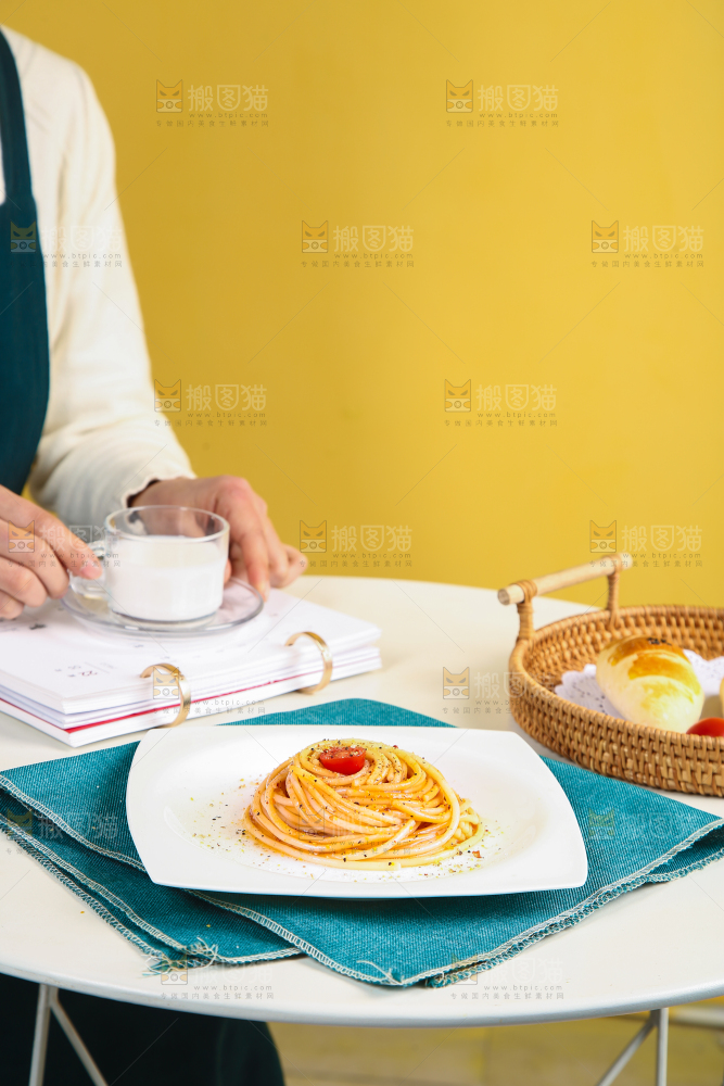 盘子里装着黑胡椒意大利面
