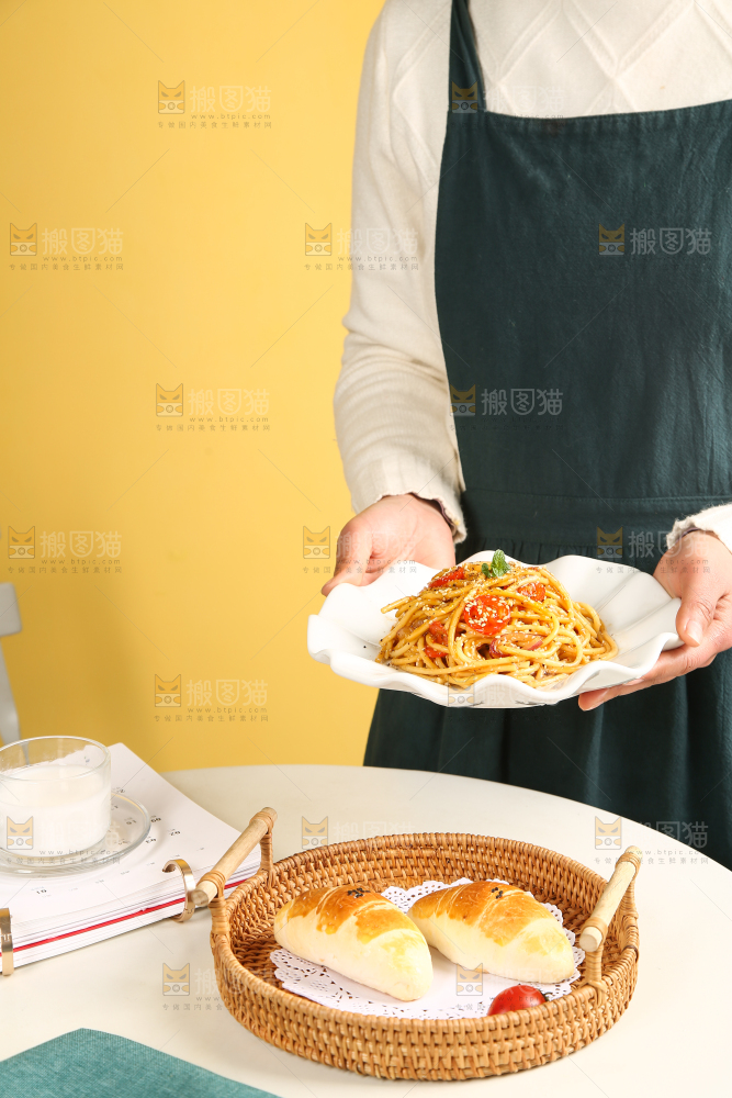 盘子里装着番茄意面