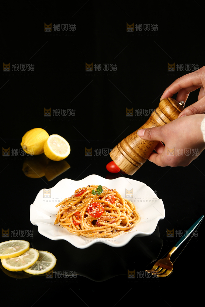 黑底上放着一盘意面
