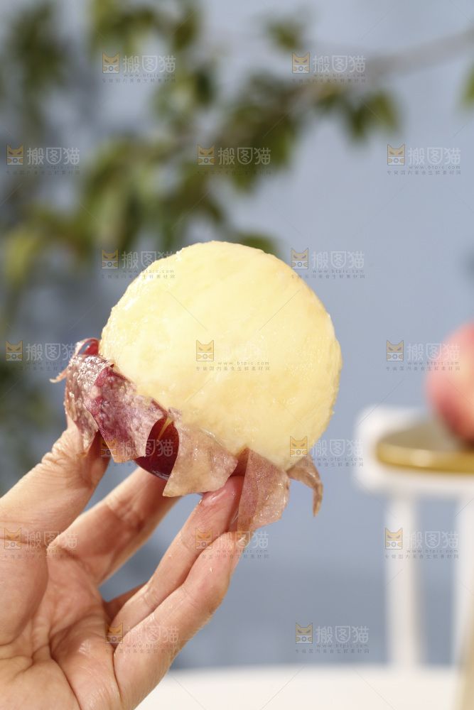 手里拿着阳山水蜜桃