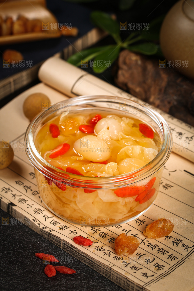 碗里装着桂圆银耳羹