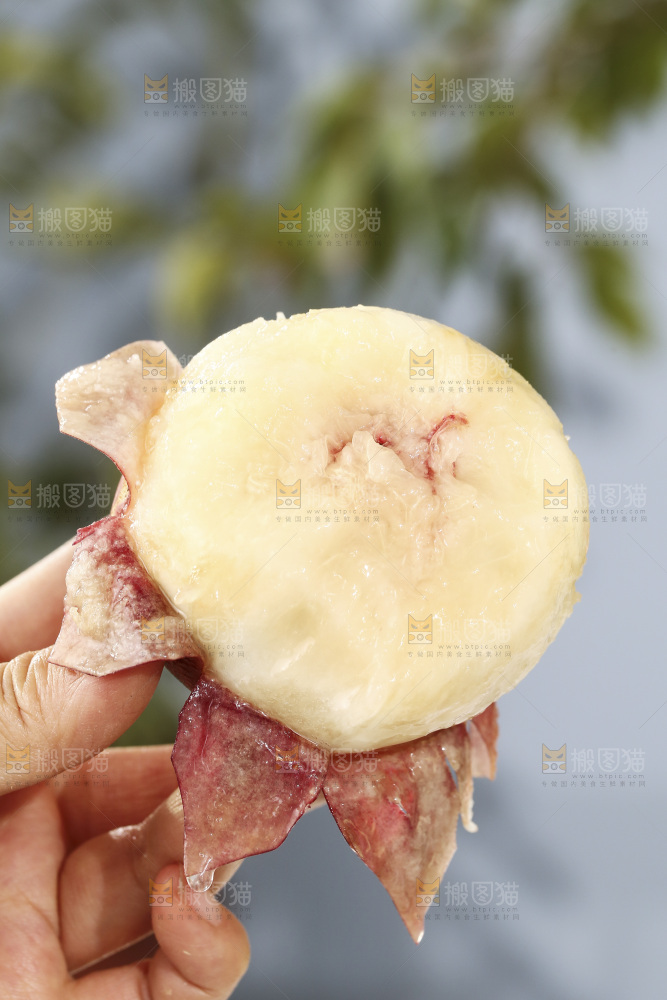 手里拿着阳山水蜜桃