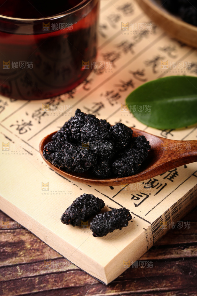 勺子上舀着桑葚干