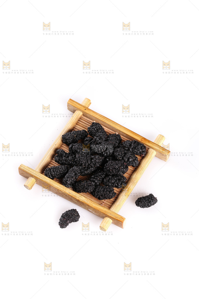 木板上放着新疆桑葚干
