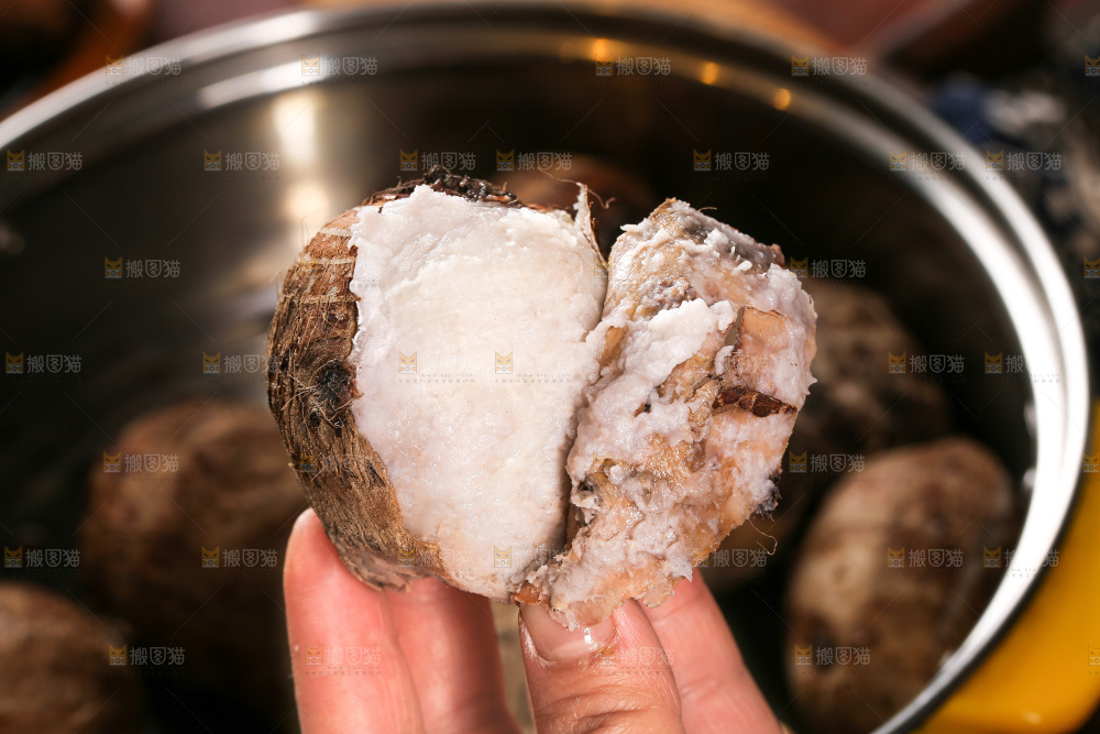 手里拿着红芽小芋头