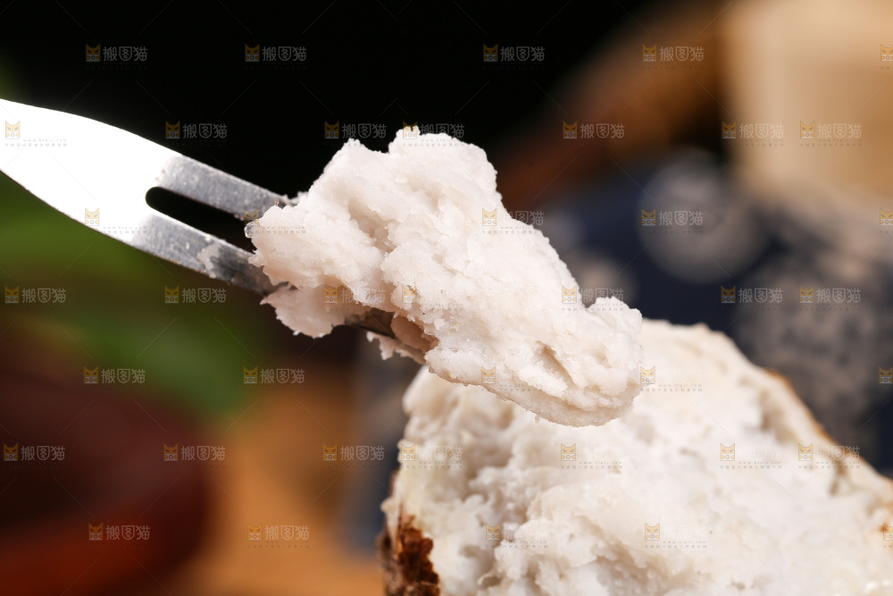 叉子上插着红芽芋果肉
