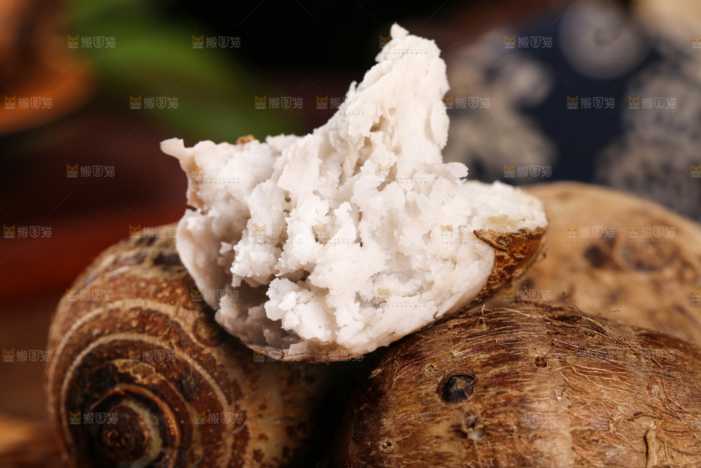 蒸熟的红芽芋头