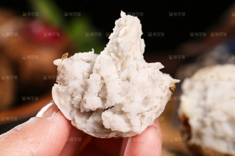 手里拿着蒸熟的红芽芋