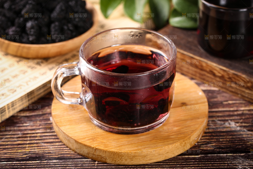 杯子里装着桑葚茶