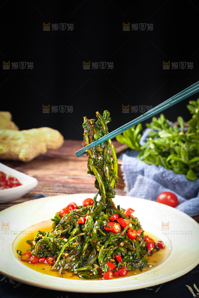 筷子上夹着凉拌清明菜