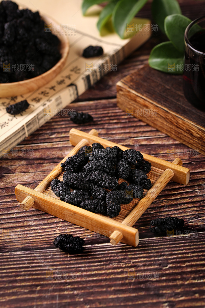 木盘上的黑桑葚干