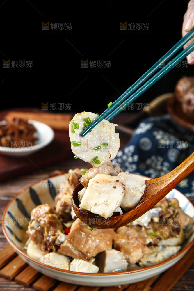 勺子上舀着芋头烧排骨