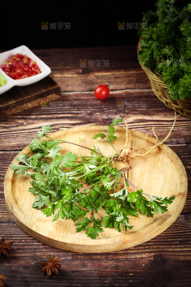 木盘上的艾草叶