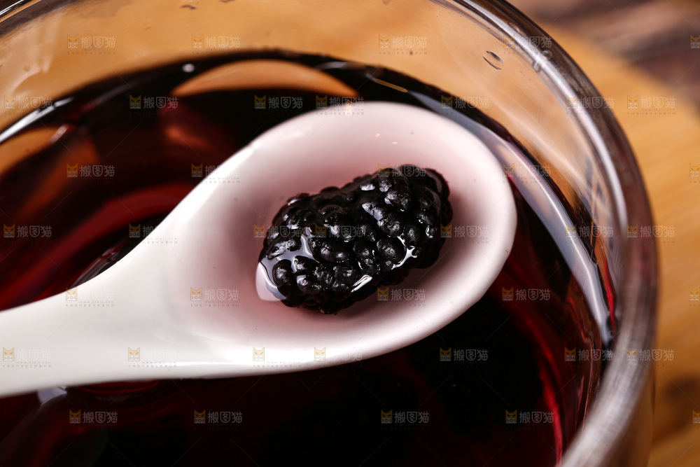 杯子里装着桑葚茶