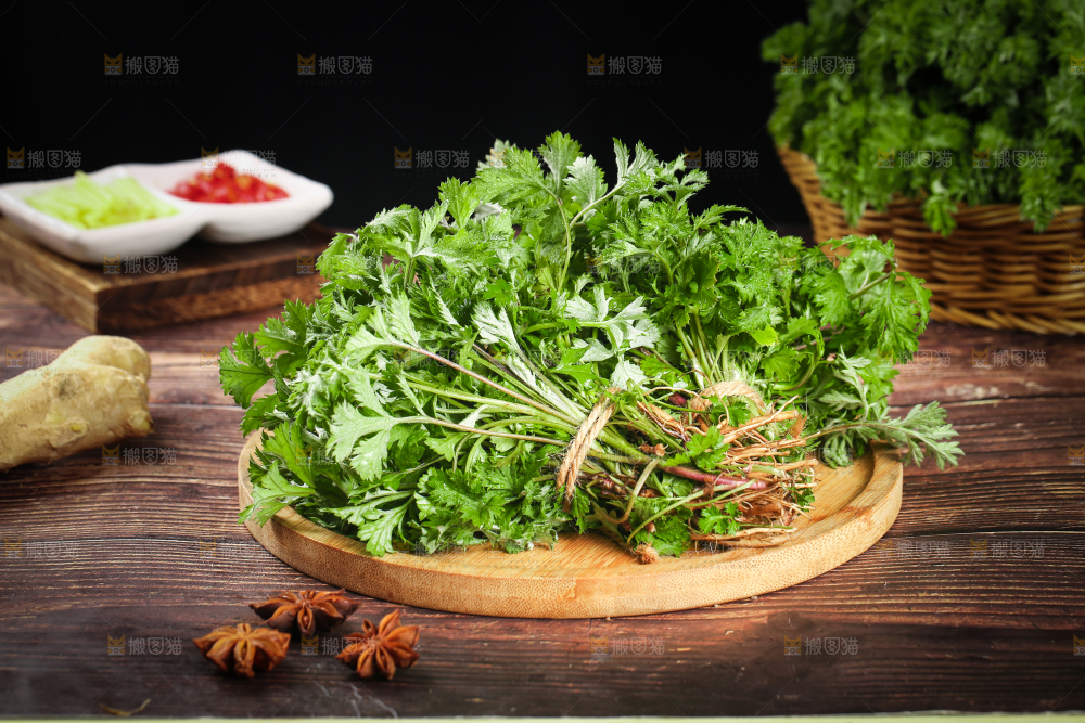 木盘上的艾草叶