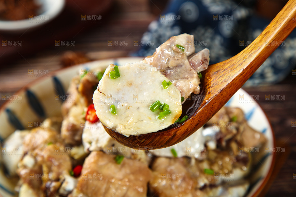 勺子上舀着芋头烧排骨