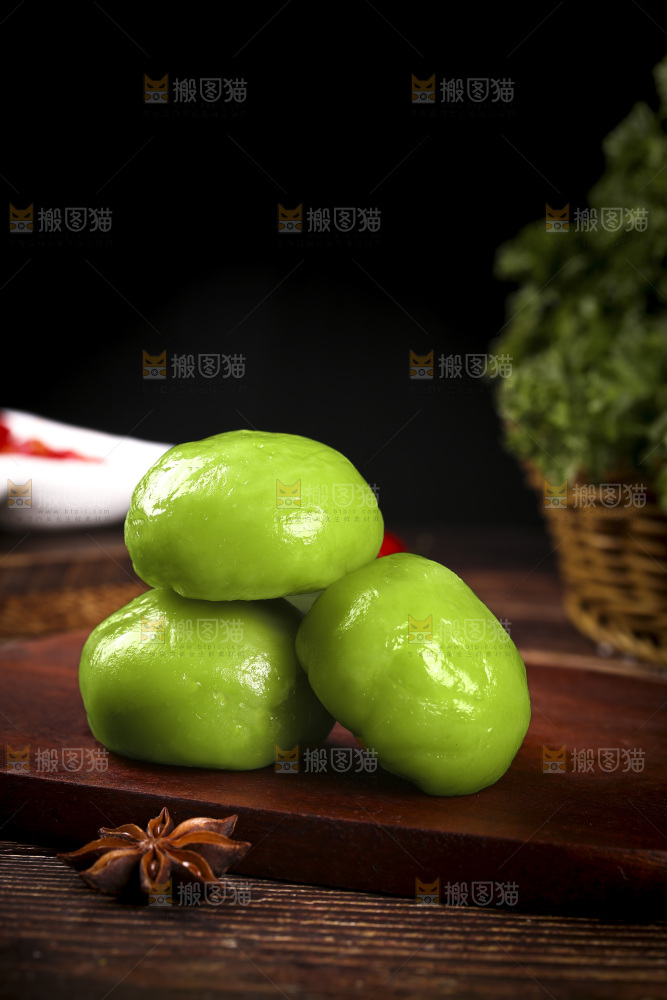 木板上放着肉松青团