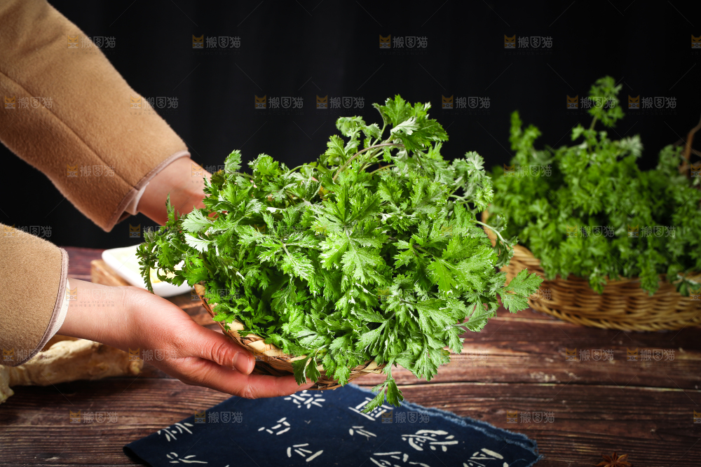 手里端着一篮新鲜艾叶