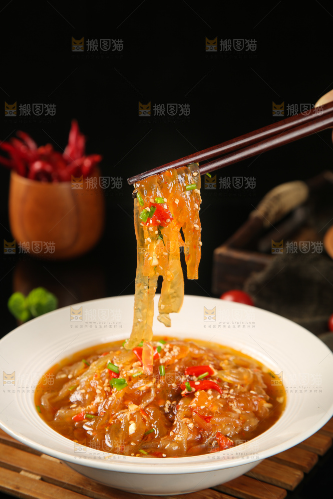 筷子上夹着香辣海蜇丝