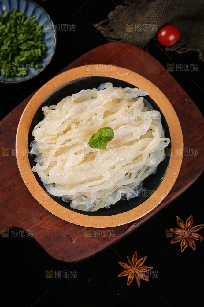 盘子里装着海蜇丝