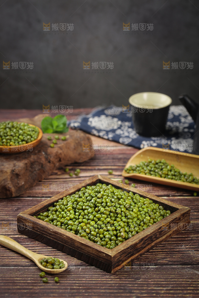 木盘里放着绿小豆